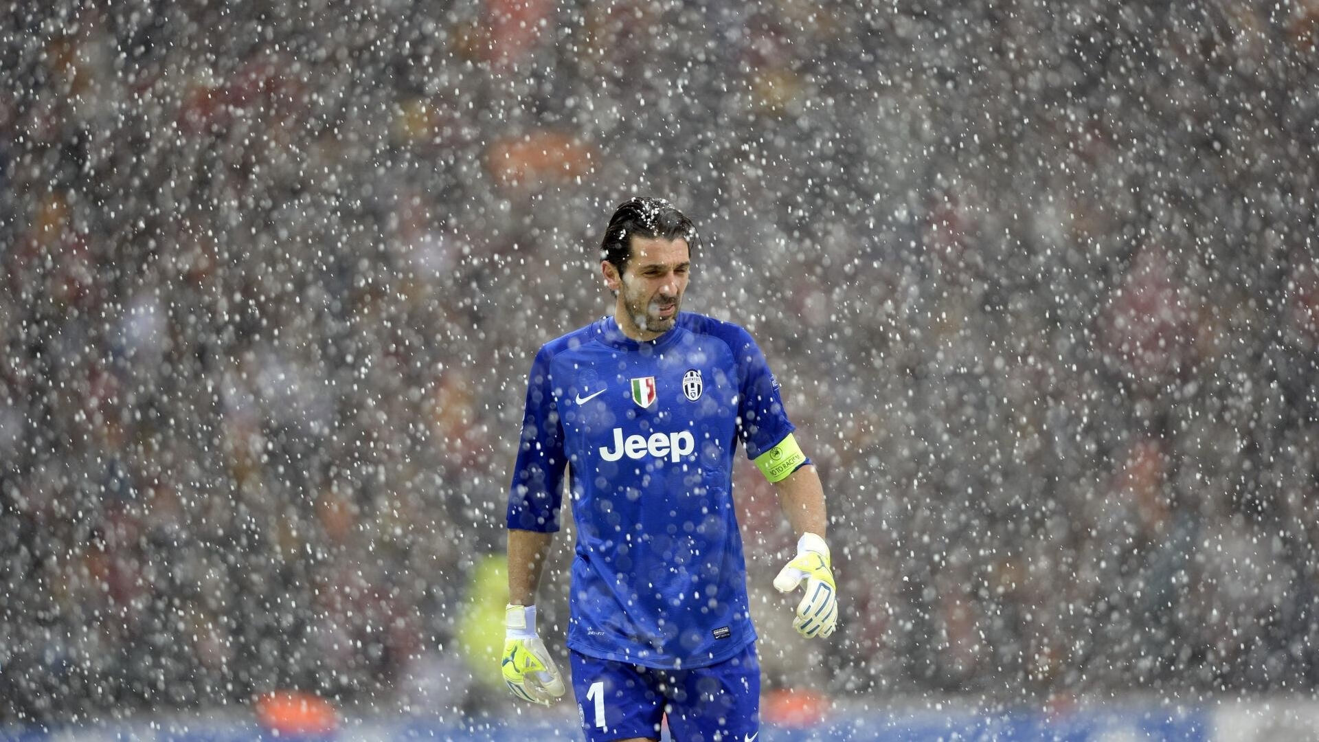 乐鱼电竞在线平台登录入口-足球裁判执法风格趋于统一专业化，足球裁判员的执法原则